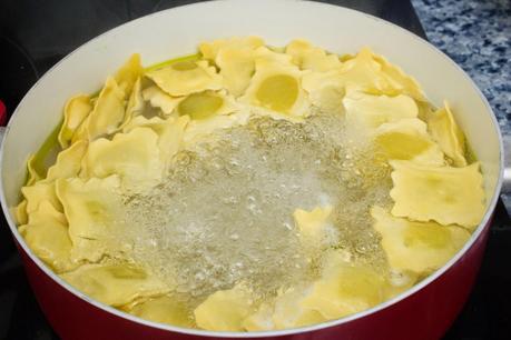 Lasaña india de raviolis de espinacas y melocotón