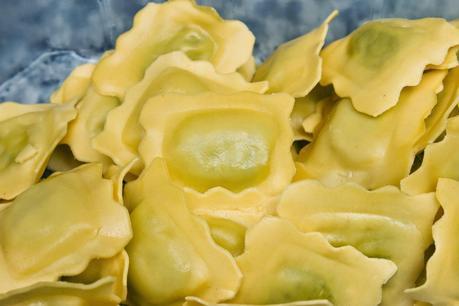 Lasaña india de raviolis de espinacas y melocotón