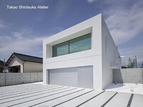Moderna casa minimalista japonesa cerca del mar