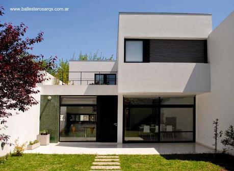 Casa urbana minimalista en Bernal, Buenos Aires, Argentina