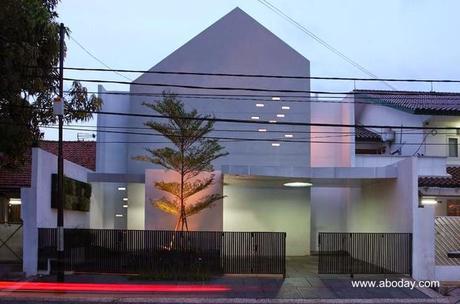 Casa minimalista entre medianeras en Yakarta, Indonesia