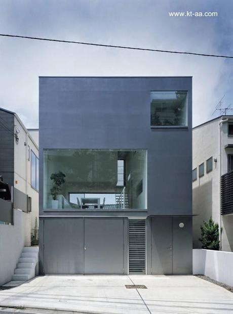 Moderna casa urbana minimalista pequeña en Tokio, Japón