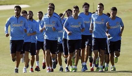 Los jugadores del Atlético calentando en un entrenamiento de la pretemporada pretemporada Comienza a rodar el balón atm