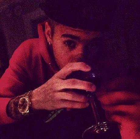 justin-bieber-bebiendo alcohol