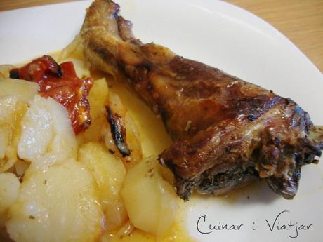 Jarrete de cordero con aceite de romero y patatas al horno