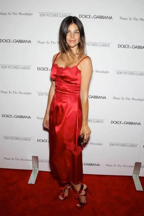 Julia Restoin Roitfeld, otra mujer de rojo por Dolce&Gabbana.