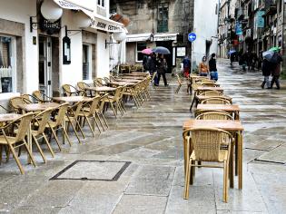 Terraza, vacía por la lluvia en la zona antigua de Santiago de Compostela (Galicia, España) febrero 2014