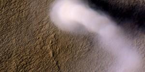 Imagen de una tormenta de polvo, de 20 km de altura, sobre la superficie de Marte. Crédito: NASA/ JPl-Caltech/ UA 