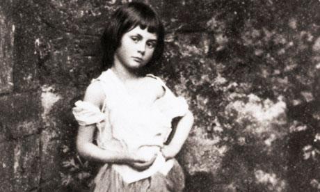 La Alicia original, Alice Liddell, fotografiada por Lewis Carroll en 1862