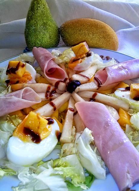 Ensalada de Frutas y Rollitos de York y Queso