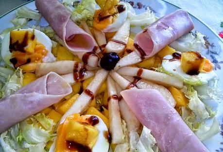 Ensalada de Frutas y Rollitos de York y Queso