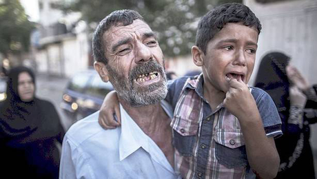 Padre y hermano de una víctima del bombardeo al puerto de Gaza (EFE)