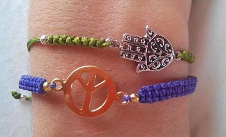 Pulseras: símbolo de la paz y mano de Fatima y anillo de pac-man del Mercadillo Hippy de Las Dalias de Ibiza.