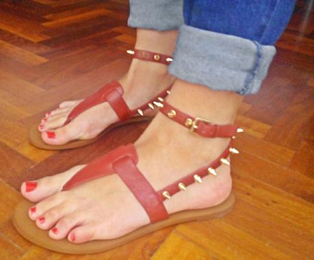 Sandalias de piel con tachas de pinchos dorados de ZARA de rebajas