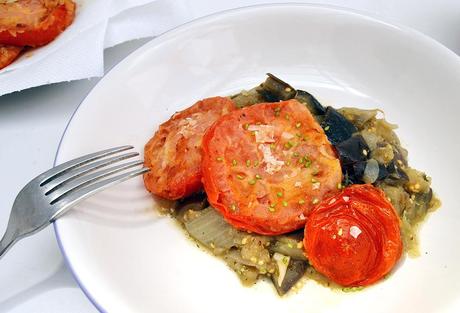 Berenjenas con sésamo y tomates fritos.