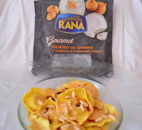 PASTA FRESCA RELLENA DE QUESO DE CABRA Y CEBOLLA CARAMELIZADA CON SALSA DE MIEL DE CAÑA Y PIÑONES PASTA FRESCA RELLENA DE QUESO DE CABRA Y CEBOLLA CARAMELIZADA CON SALSA DE MIEL DE CAÑA Y PIÑONES