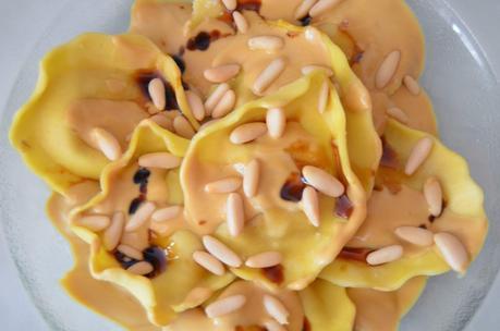 PASTA FRESCA RELLENA DE QUESO DE CABRA Y CEBOLLA CARAMELIZADA  CON SALSA DE MIEL DE CAÑA Y PIÑONES