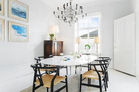 suelos de madera pintada de blanco estilo nórdico escandinavo decoración pisos suecos decoración de salones decoración de interiores decoración de comedores decoración blanco negro nórdico blog decoración nórdica 