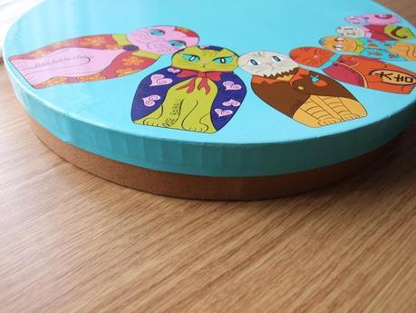 Un plato para tartas muy colorido Un plato para tartas muy colorido