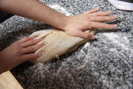 Pan Integral al Tomillo + Tutorial de Amasado