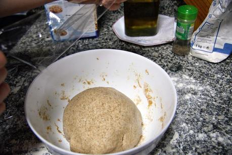 Pan Integral al Tomillo + Tutorial de Amasado