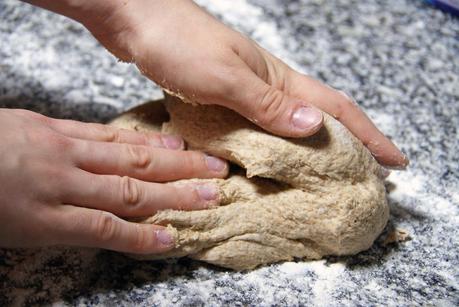 Pan Integral al Tomillo + Tutorial de Amasado