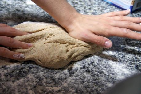 Pan Integral al Tomillo + Tutorial de Amasado