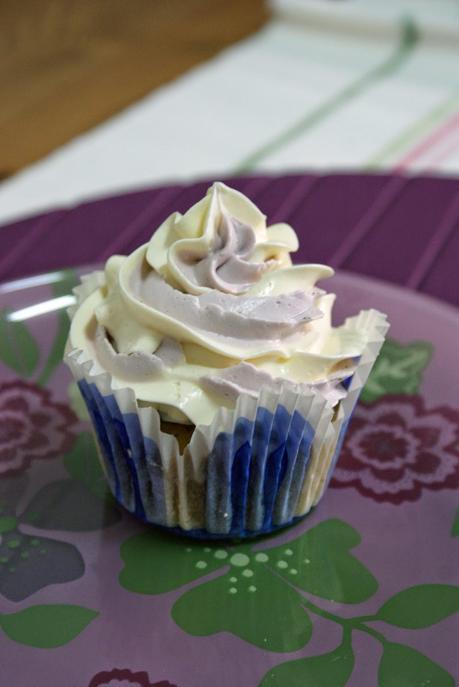 Cupcakes de Violetas y Chocolate Blanco y Mini Tutorial de Decoración Bicolor