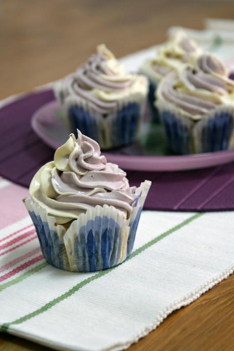 Cupcakes de Violetas y Chocolate Blanco y Mini Tutorial de Decoración Bicolor