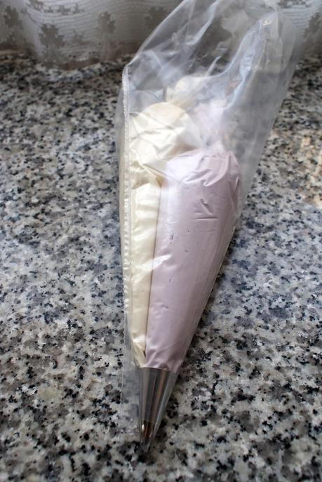 Cupcakes de Violetas y Chocolate Blanco y Mini Tutorial de Decoración Bicolor