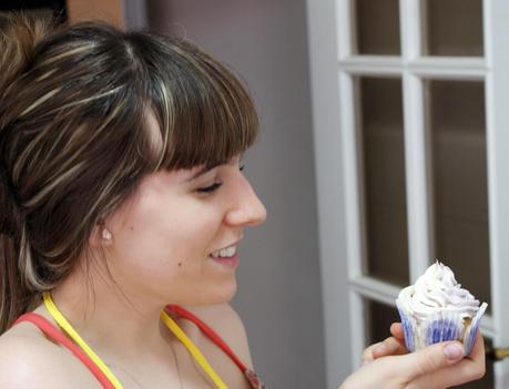 Cupcakes de Violetas y Chocolate Blanco y Mini Tutorial de Decoración Bicolor