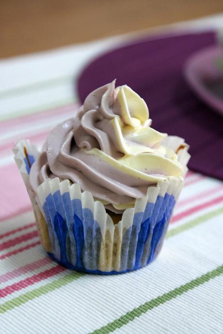 Cupcakes de Violetas y Chocolate Blanco y Mini Tutorial de Decoración Bicolor