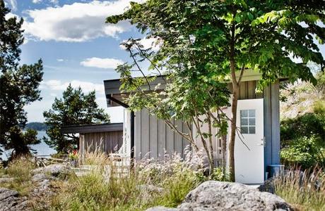 Pequena Cabana Frente al Lago  /  Tinny House in Front of Lake