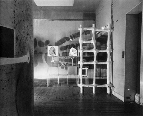 Richard Hamilton, Growth and Form, vista de la instalación original en 1951. Vía The Independent Group Image Library