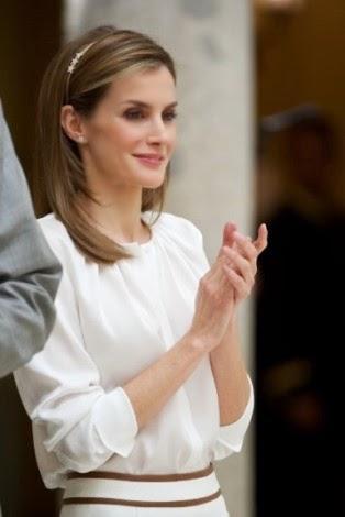 Dña. Letizia de blanco y con diadema con los chicos de la Ruta BBVA
