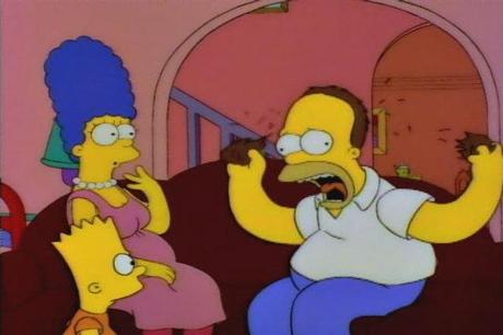 Ya están ahí. ¿Las oís? Son LAS HORMONAS.      Y eso que sólo estamos presupuestando el carrito...  Entre ellas, la tensión y los 42º a los que hemos llegado en este mes de julio, Lo Inevitable ha acabado por llegar. En mi dojo de kendo, los horarios de fin de temporada se basan en mawari geiko, keiko libre sin clase técnica. El hecho de que tus compañeros estén haciendo combate no elimina las oportunidades para aprender, pero acudir al dojo a 40 grados para hacer midori geiko requiere una buena dosis de voluntad.  No es que no se pueda hacer keiko durante el embarazo: cada embarazo lleva su proceso y yo aquí cuento simplemente mi experiencia sin estrapolar. Yo llevo desde mayo sin hacer combate y me siento muy feliz y enfocada en el aprendizaje y no lo echo de menos nada.  Además, siempre nos quedará el iaido, ¿no?  Hacer iaido durante el embarazo ha sido más difícil que hacer kendo: añadido al hecho incontestable de que yo soy una kendoka que hace iaido y no una iaidoka, el iaido requiere mucha concentración; y ésta no es fácil de conseguir cuando estás lidiando con las náuseas del primer trimestre, los cambios de temperatura corporal y la tensión arterial del segundo en adelante.  Por supuesto, conforme avanza la gestación empiezas a adaptar tu entrenamiento. Se acabó subir y bajar 15 veces por kata y bajar a seiza como la gente normal. Si mi equilibrio es de natural un poco caprichoso, con la apertura progresiva de la pelvis se ha vuelto imprevisible, y me bastó una caída de culo al principio para darme cuenta de que tenía que hacerme la geisha una temporada.  En cuanto a los katas de suelo tenía dos opciones: trabajar todo el tiempo de pie o al contrario, no ponerme de pie. Escogí esta última opción tras comprobar que puedo seguir profundizando en detalles como el ritmo, los movimientos o la propia inclinación del cuerpo. Con el kata Uke Nagashi no hay negociación posible: se hace el kata menos veces de lo habitual, mucho más despacio.  Los momentos más festivos del iaido durante el embarazo los han dado los detalles posturales: la espada ya no puede ir en su sitio y la medida de 