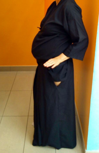 Ya están ahí. ¿Las oís? Son LAS HORMONAS.  Ya están ahí. ¿Las oís? Son LAS HORMONAS. Y eso que sólo estamos presupuestando el carrito... Entre ellas, la tensión y los 42º a los que hemos llegado en este mes de julio, Lo Inevitable ha acabado por llegar. En mi dojo de kendo, los horarios de fin de temporada se basan en mawari geiko, keiko libre sin clase técnica. El hecho de que tus compañeros estén haciendo combate no elimina las oportunidades para aprender, pero acudir al dojo a 40 grados para hacer midori geiko requiere una buena dosis de voluntad. No es que no se pueda hacer keiko durante el embarazo: cada embarazo lleva su proceso y yo aquí cuento simplemente mi experiencia sin estrapolar. Yo llevo desde mayo sin hacer combate y me siento muy feliz y enfocada en el aprendizaje y no lo echo de menos nada. Además, siempre nos quedará el iaido, ¿no? Hacer iaido durante el embarazo ha sido más difícil que hacer kendo: añadido al hecho incontestable de que yo soy una kendoka que hace iaido y no una iaidoka, el iaido requiere mucha concentración; y ésta no es fácil de conseguir cuando estás lidiando con las náuseas del primer trimestre, los cambios de temperatura corporal y la tensión arterial del segundo en adelante. Por supuesto, conforme avanza la gestación empiezas a adaptar tu entrenamiento. Se acabó subir y bajar 15 veces por kata y bajar a seiza como la gente normal. Si mi equilibrio es de natural un poco caprichoso, con la apertura progresiva de la pelvis se ha vuelto imprevisible, y me bastó una caída de culo al principio para darme cuenta de que tenía que hacerme la geisha una temporada. En cuanto a los katas de suelo tenía dos opciones: trabajar todo el tiempo de pie o al contrario, no ponerme de pie. Escogí esta última opción tras comprobar que puedo seguir profundizando en detalles como el ritmo, los movimientos o la propia inclinación del cuerpo. Con el kata Uke Nagashi no hay negociación posible: se hace el kata menos veces de lo habitual, mucho más despacio. Los momentos más festivos del iaido durante el embarazo los han dado los detalles posturales: la espada ya no puede ir en su sitio y la medida de 