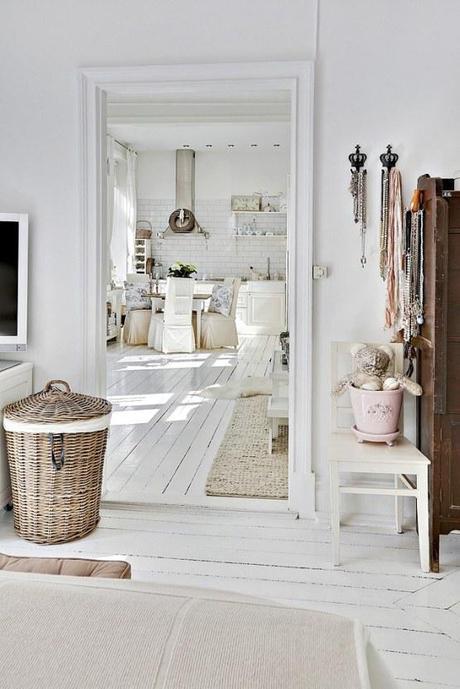 mimbre etc. etc... este piso está lleno de detalles típicos de este estilo de c estilo nórdico country chic estilo decoración femenino romántico Estilo country chic francés estampado de rayas en colores arena estampado Toile de Jouy en blanco y azul decorar con porcelana cerámica y textiles decoración rustico moderno blanco blog decoración de interiores 