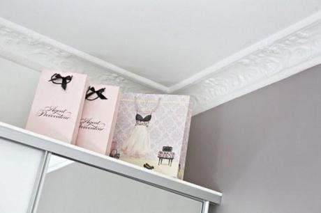 mimbre etc. etc... este piso está lleno de detalles típicos de este estilo de c estilo nórdico country chic estilo decoración femenino romántico Estilo country chic francés estampado de rayas en colores arena estampado Toile de Jouy en blanco y azul decorar con porcelana cerámica y textiles decoración rustico moderno blanco blog decoración de interiores 