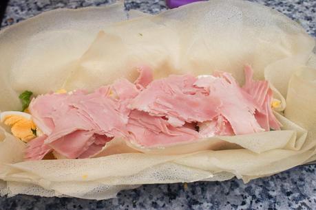 Pastel de quesos, jamón y albaricoques