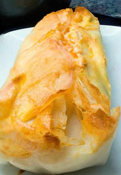 Pastel de quesos, jamón y albaricoques