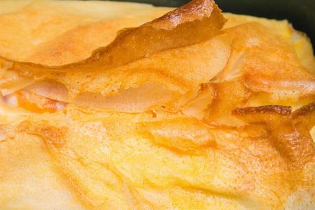 Pastel de quesos, jamón y albaricoques