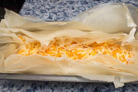 Pastel de quesos, jamón y albaricoques