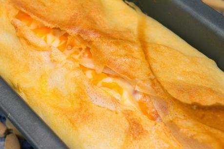 Pastel de quesos, jamón y albaricoques