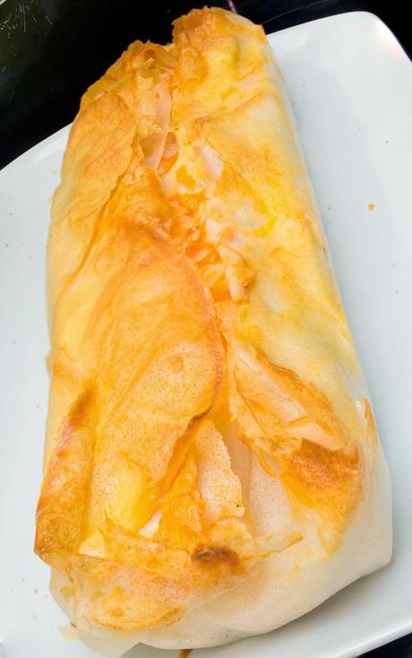 Pastel de quesos, jamón y albaricoques