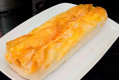 Pastel de quesos, jamón y albaricoques