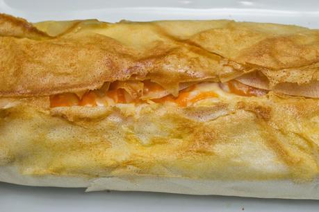 Pastel de quesos, jamón y albaricoques