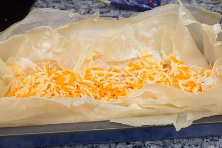 Pastel de quesos, jamón y albaricoques