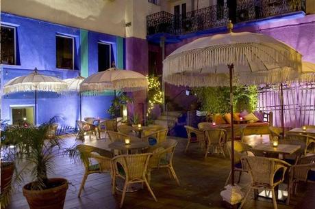 Terraza con mobiliario de mimbre