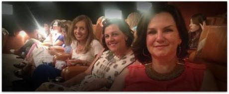 Mónica, Marga y una servidora esperando el comienzo de la película